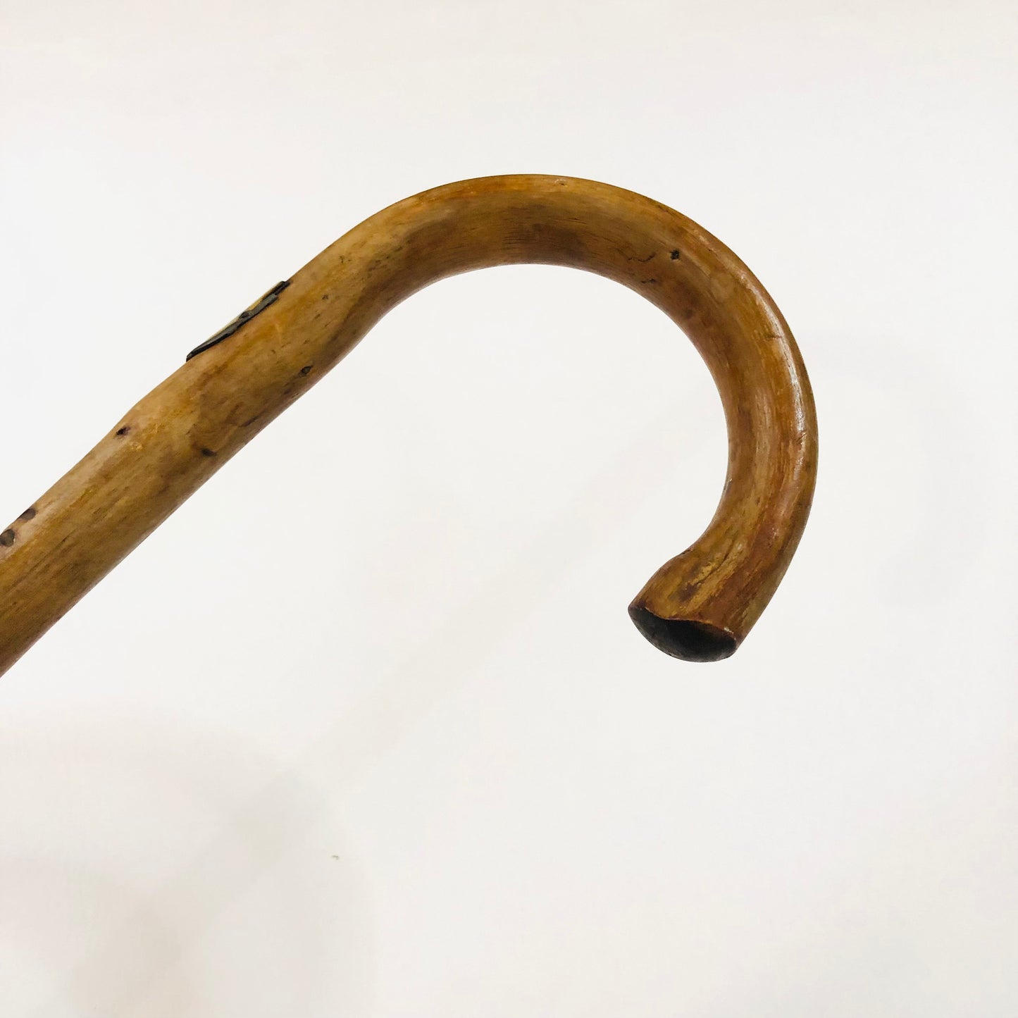 Vintage antique wooden 33 inch Grindelwald walking stick carved & metal badges
