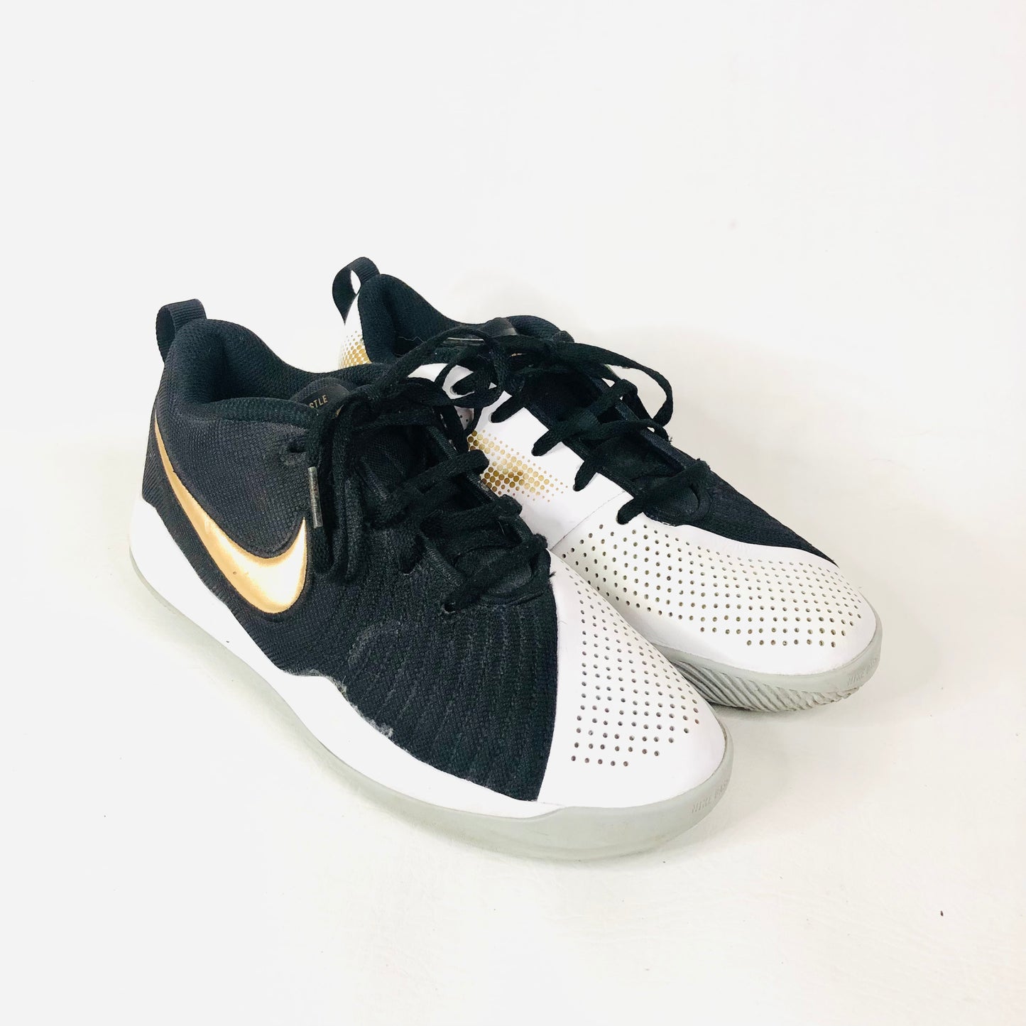 NIKE Black, White & Gold Team Hustle Quick Trainers AT5298-010 Youth Size 5Y (EU 38) Unisex