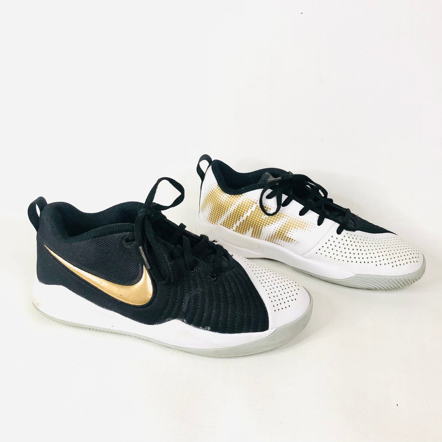 NIKE Black, White & Gold Team Hustle Quick Trainers AT5298-010 Youth Size 5Y (EU 38) Unisex