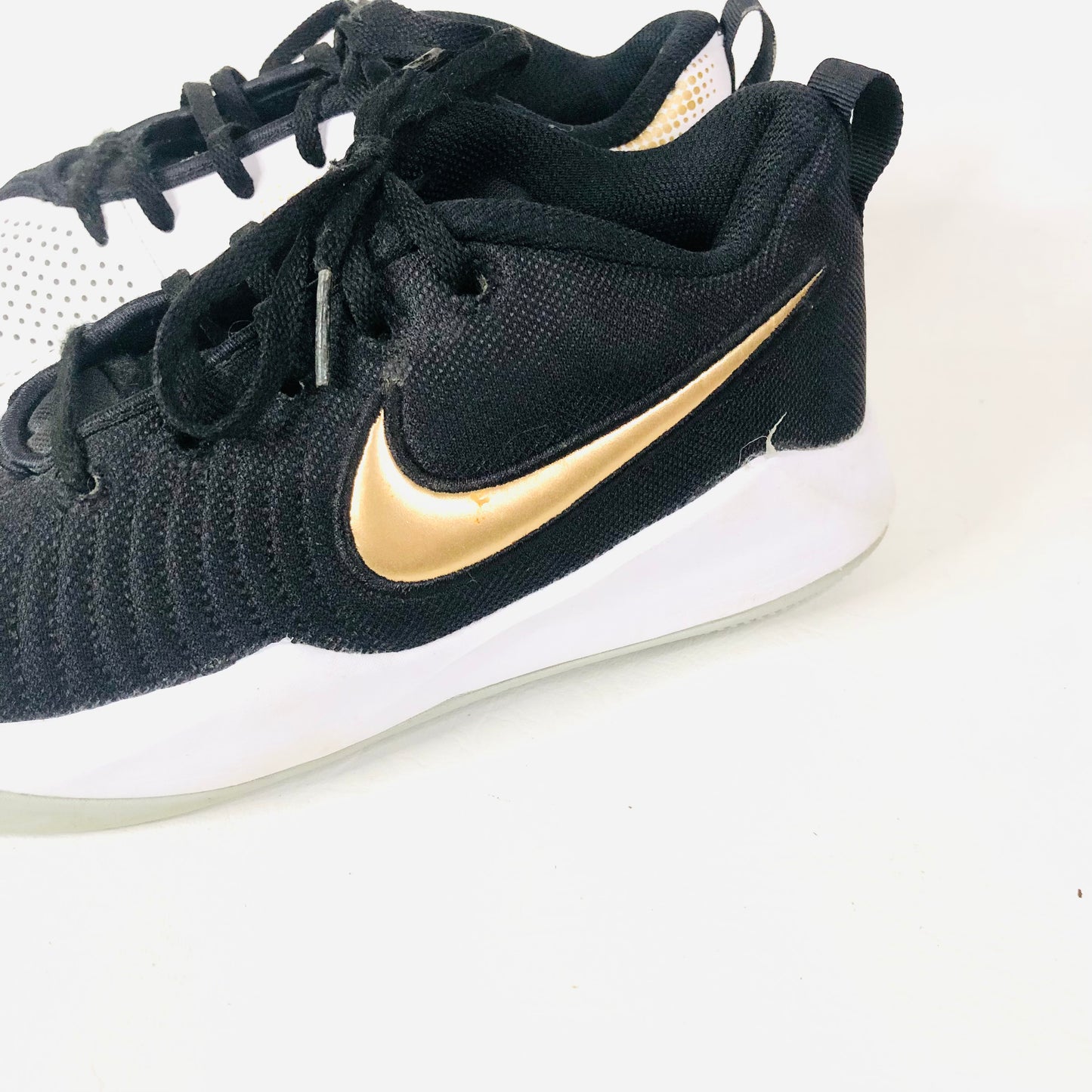 NIKE Black, White & Gold Team Hustle Quick Trainers AT5298-010 Youth Size 5Y (EU 38) Unisex