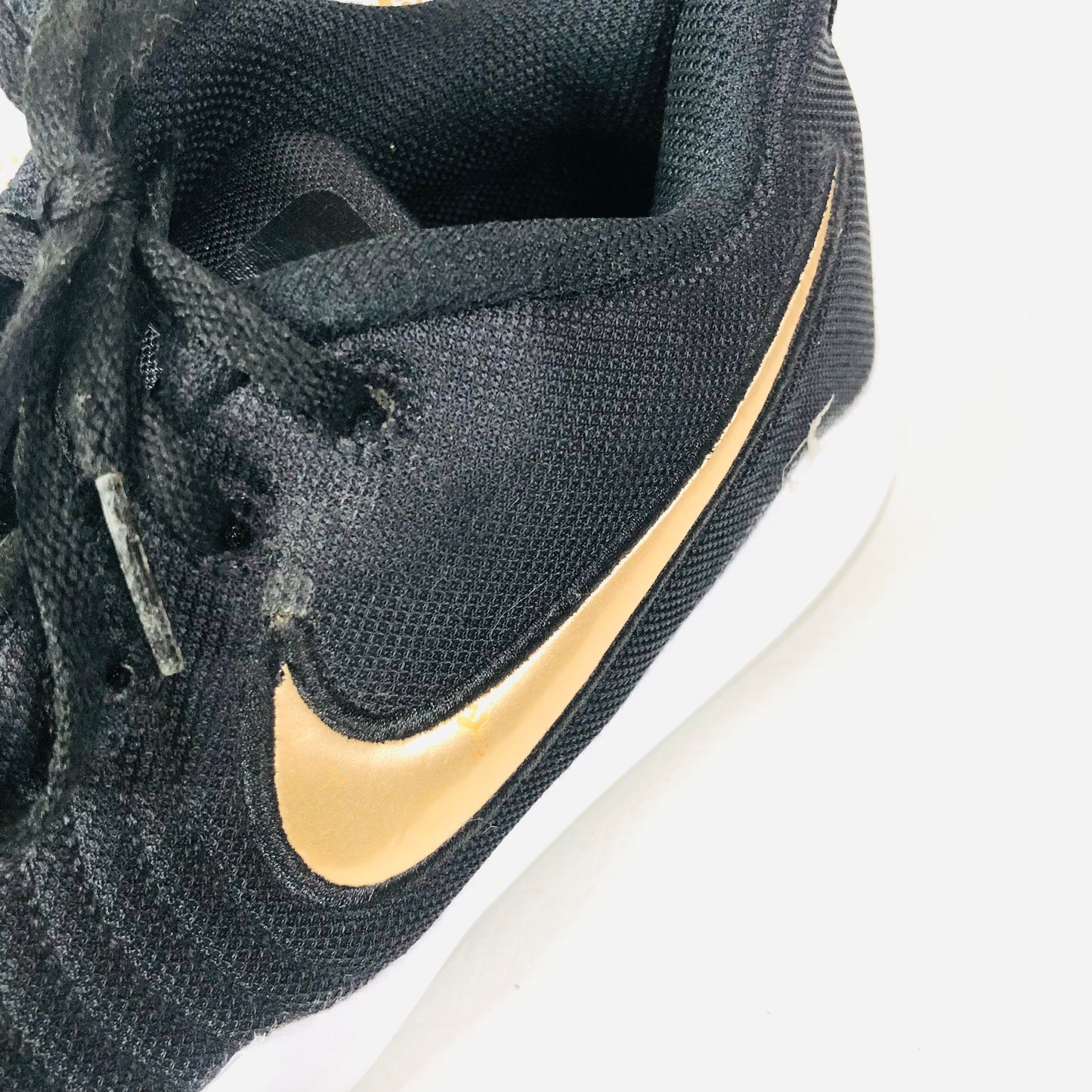 NIKE Black, White & Gold Team Hustle Quick Trainers AT5298-010 Youth Size 5Y (EU 38) Unisex
