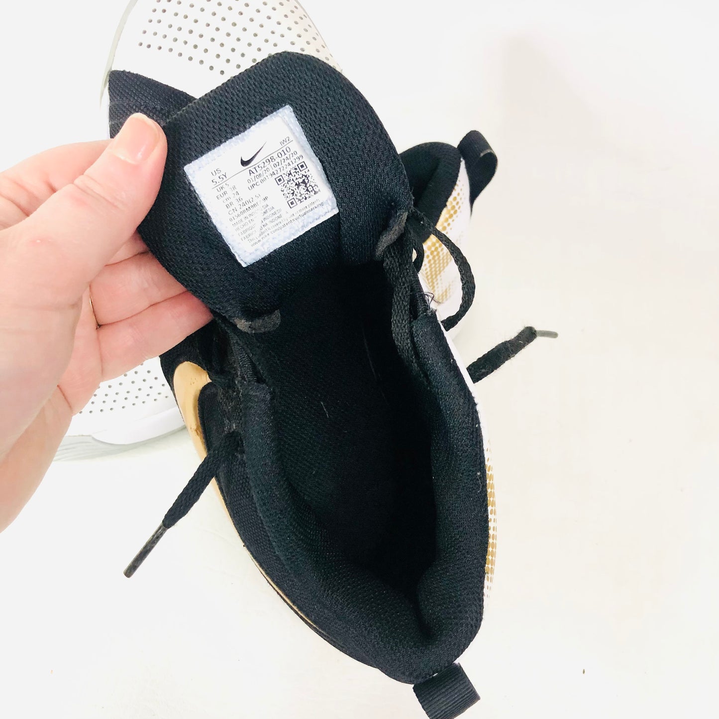 NIKE Black, White & Gold Team Hustle Quick Trainers AT5298-010 Youth Size 5Y (EU 38) Unisex