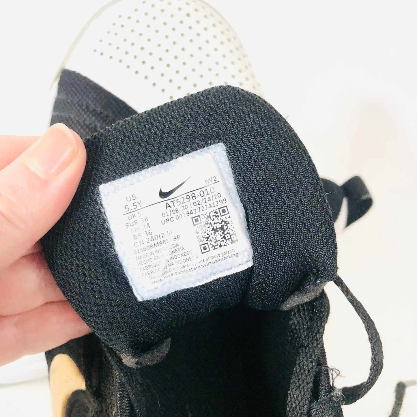 NIKE Black, White & Gold Team Hustle Quick Trainers AT5298-010 Youth Size 5Y (EU 38) Unisex