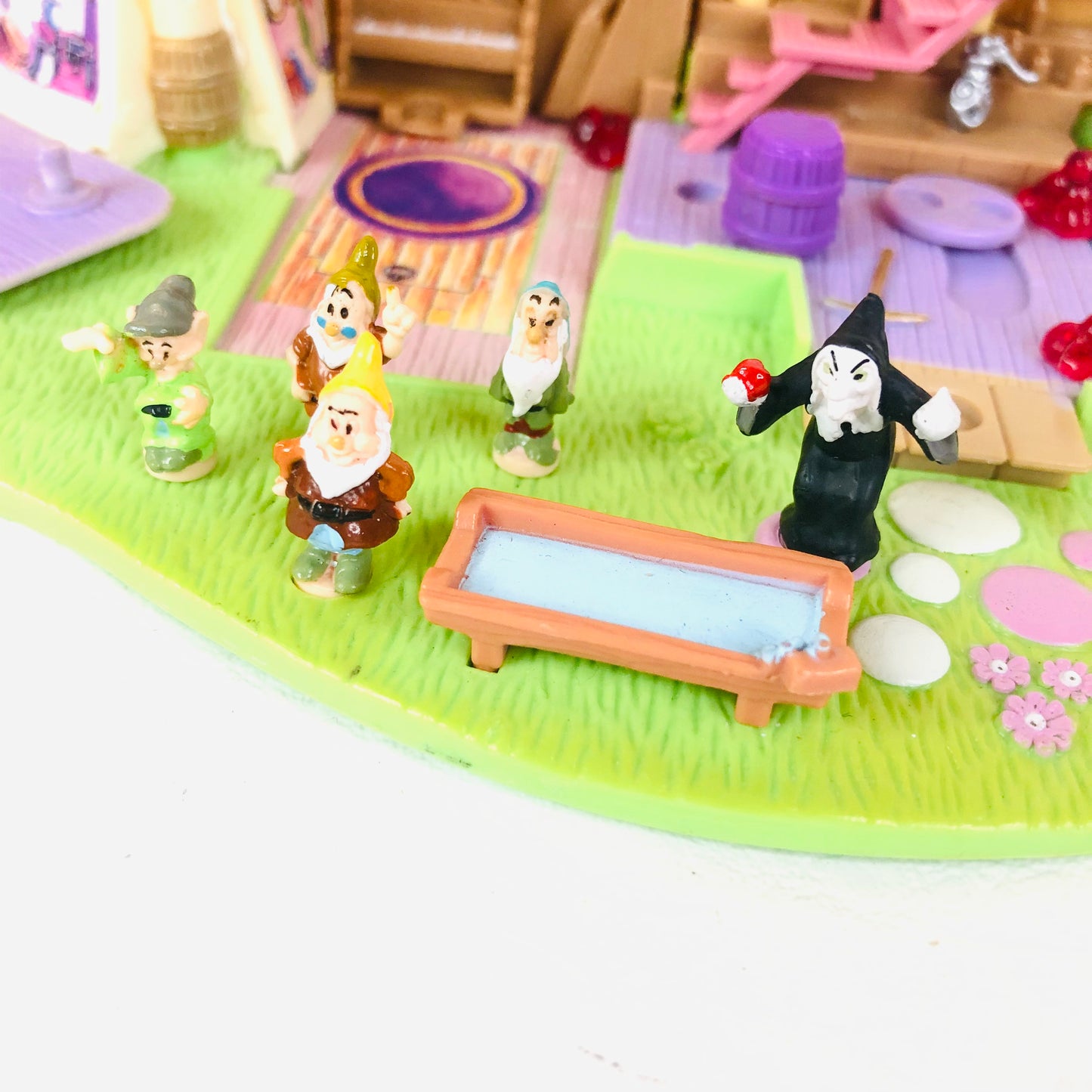 Bluebird Polly Pocket Disney Snow White And Seven Dwarfs Cottage & Figures 1995 - Incomplete