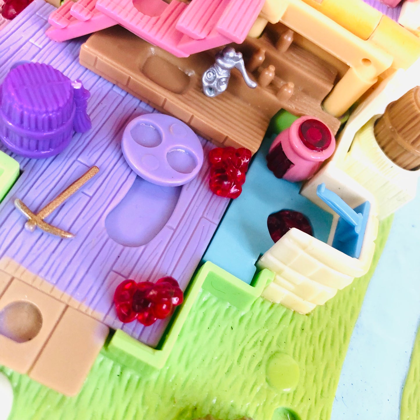 Bluebird Polly Pocket Disney Snow White And Seven Dwarfs Cottage & Figures 1995 - Incomplete