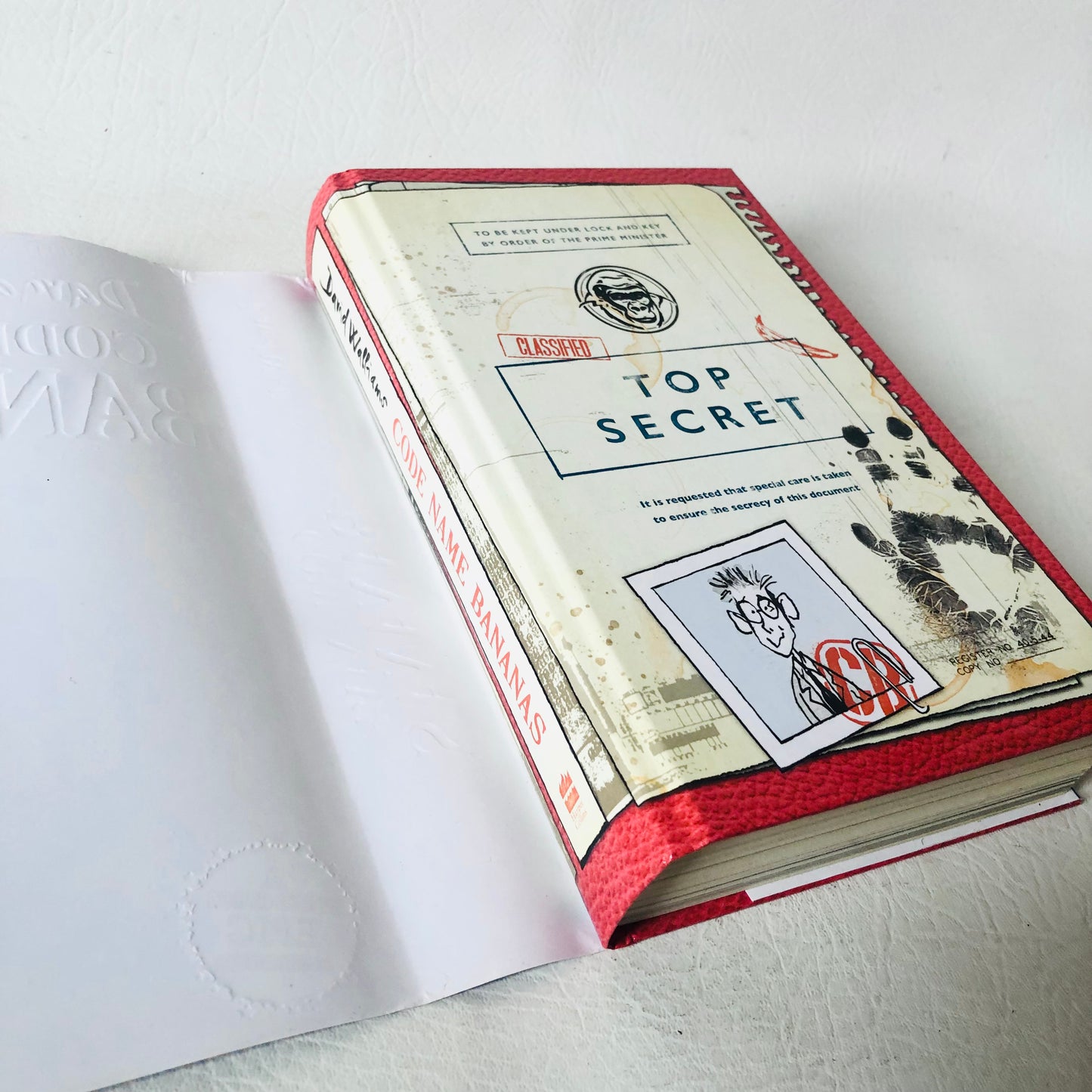 3x David Walliams Hardback Book Bundle (Code Name Bananas/ The Beast Buckingham / Grandpas Great Escape)