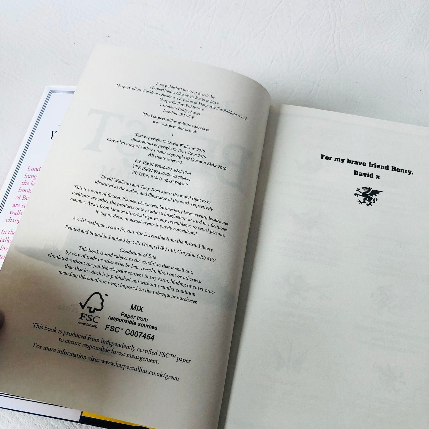 3x David Walliams Hardback Book Bundle (Code Name Bananas/ The Beast Buckingham / Grandpas Great Escape)