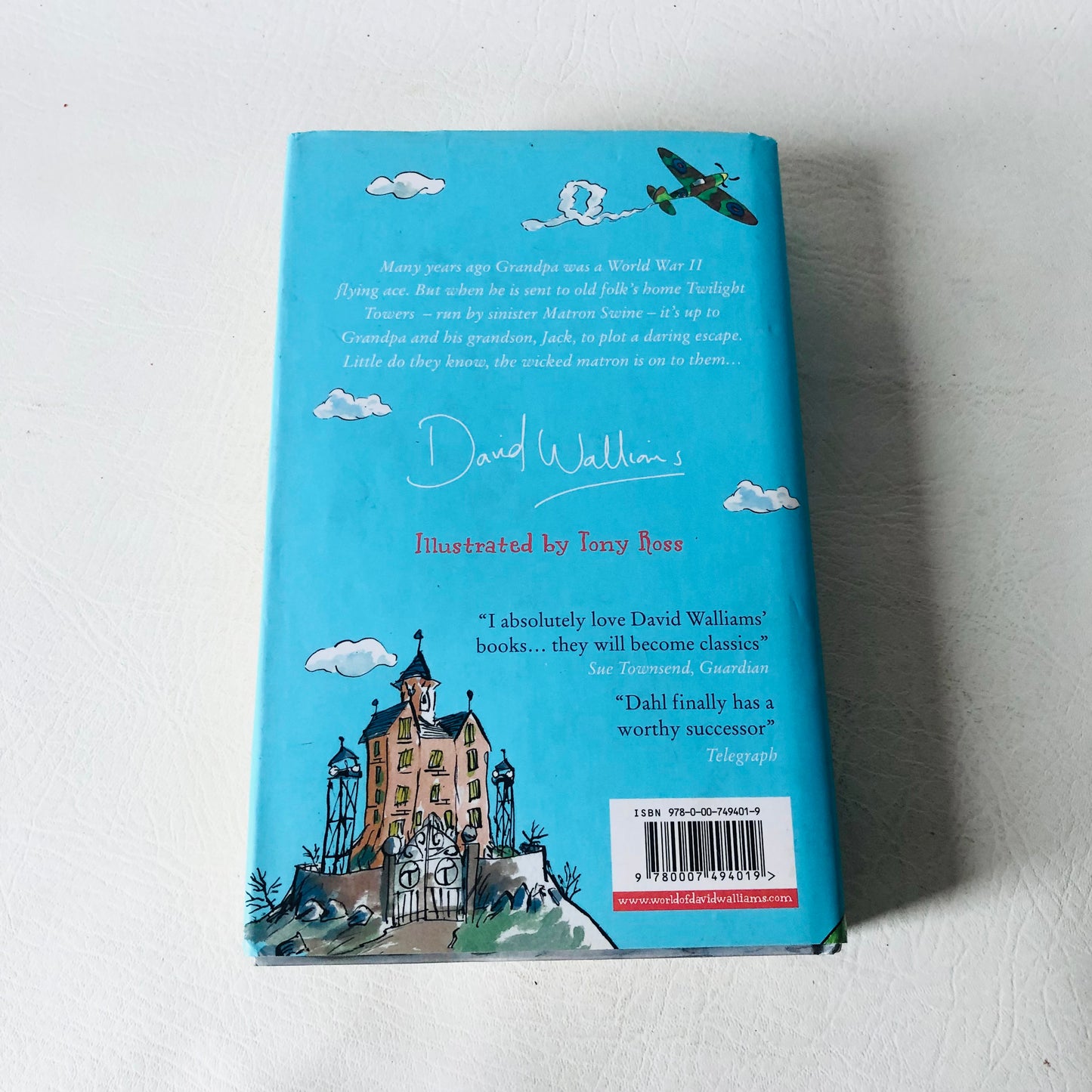 3x David Walliams Hardback Book Bundle (Code Name Bananas/ The Beast Buckingham / Grandpas Great Escape)