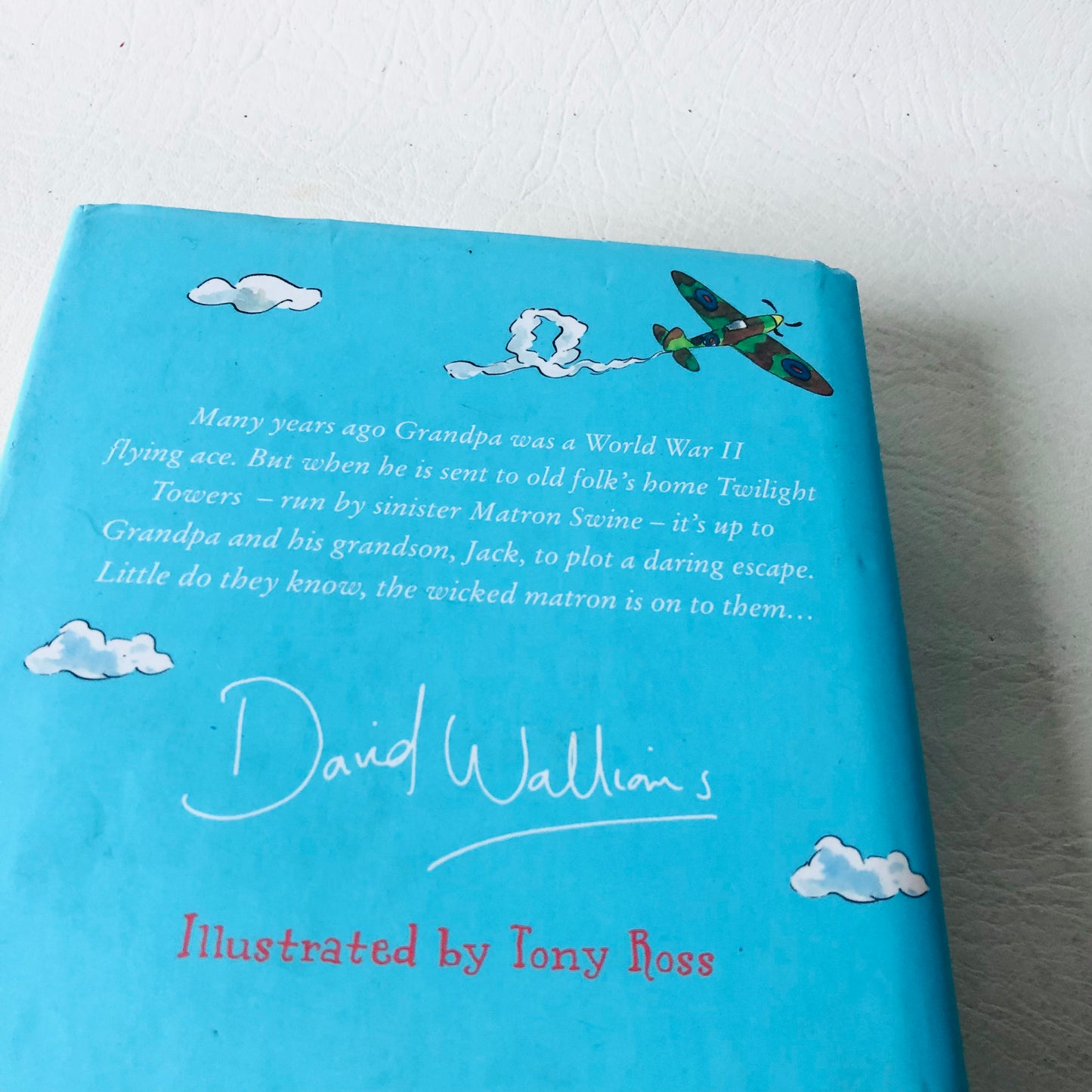 3x David Walliams Hardback Book Bundle (Code Name Bananas/ The Beast Buckingham / Grandpas Great Escape)