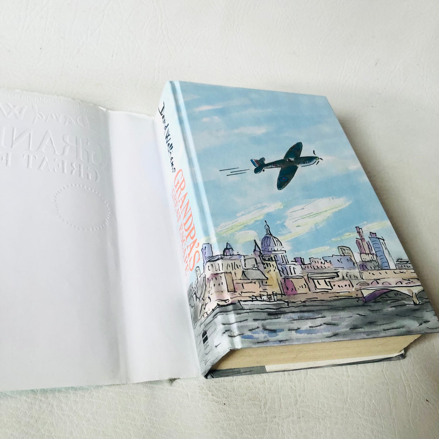 3x David Walliams Hardback Book Bundle (Code Name Bananas/ The Beast Buckingham / Grandpas Great Escape)