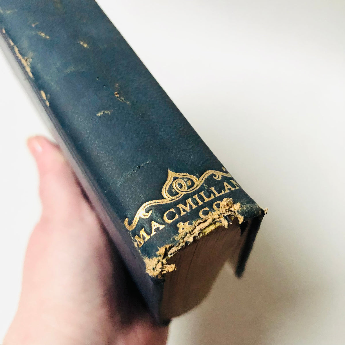 Charles Dickens: The Pickwick Papers, 1937 Macmillan Wilson Memorial Prize Book