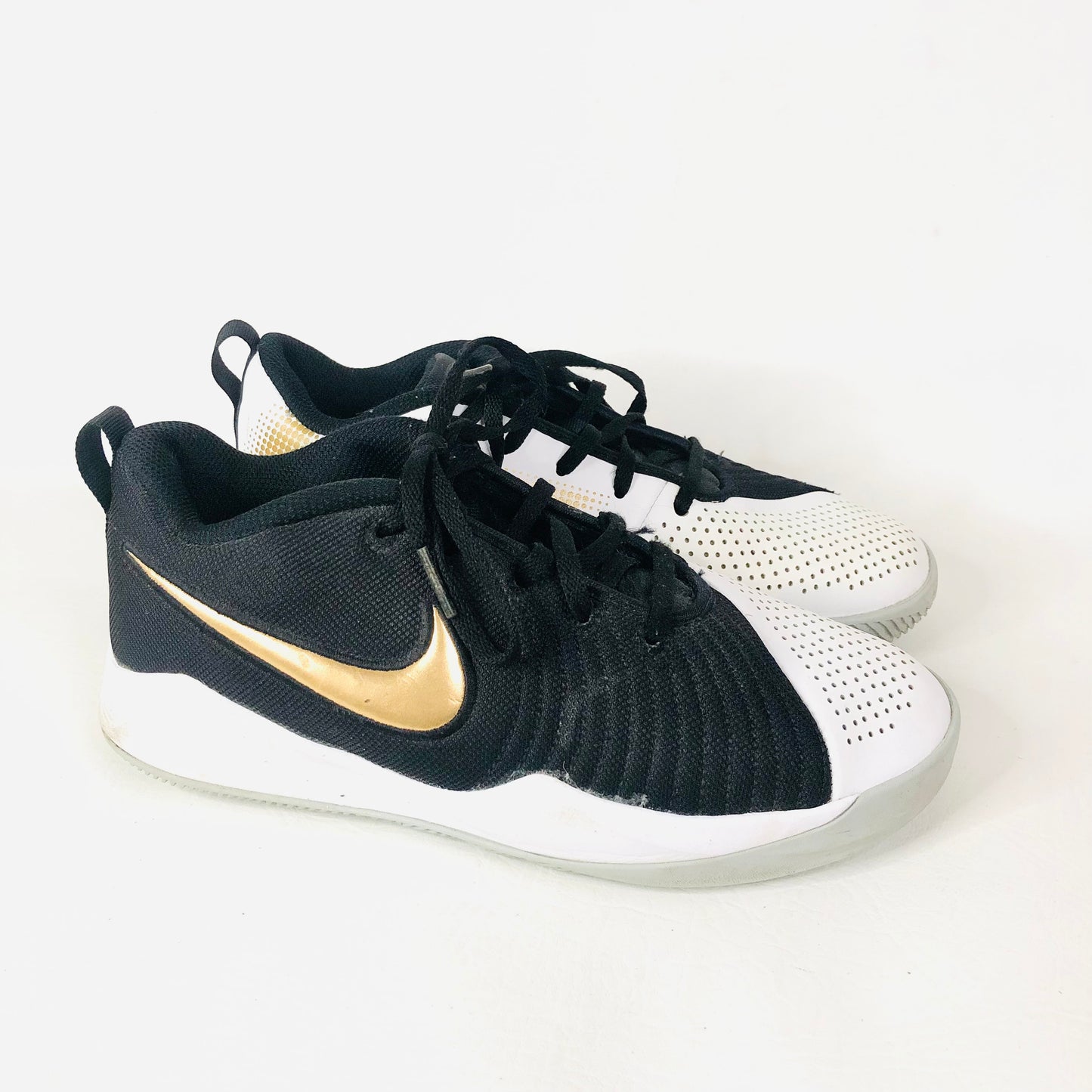 NIKE Black, White & Gold Team Hustle Quick Trainers AT5298-010 Youth Size 5Y (EU 38) Unisex