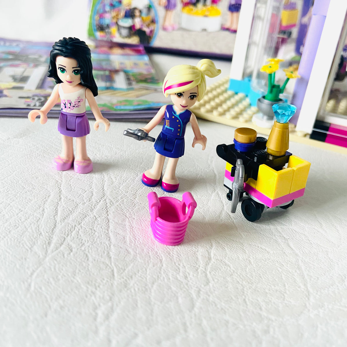 LEGO Friends: Heartlake City Hair Salon ( 41093) 100% Complete with Instructions, Box & Minifigures