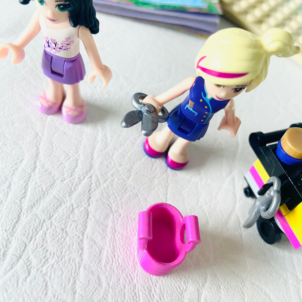 LEGO Friends: Heartlake City Hair Salon ( 41093) 100% Complete with Instructions, Box & Minifigures