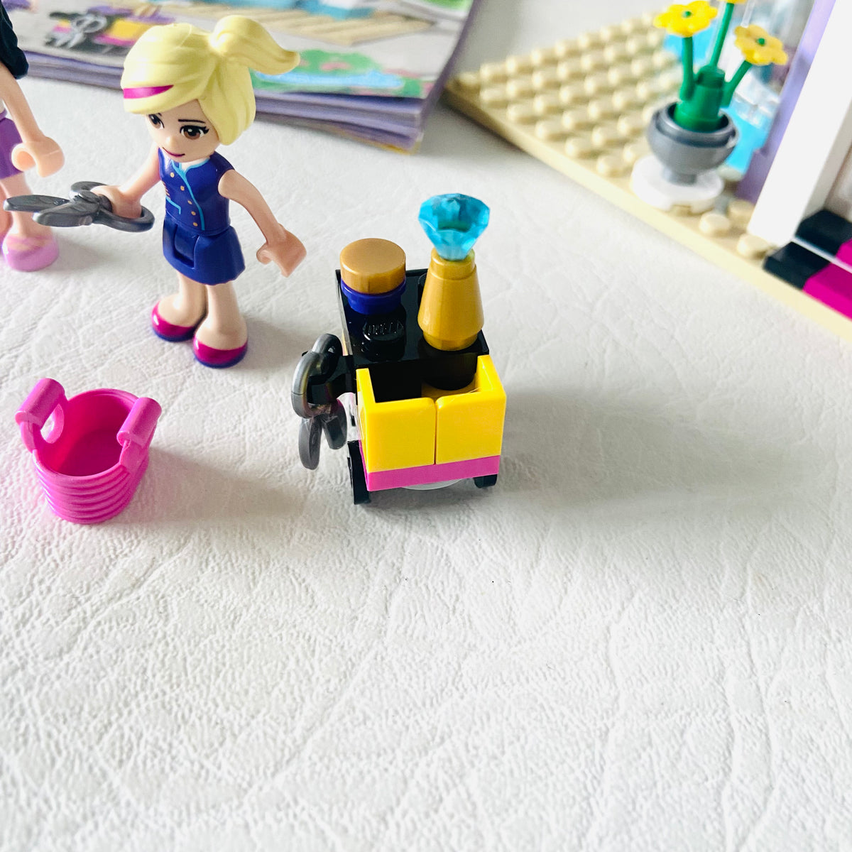 LEGO Friends: Heartlake City Hair Salon ( 41093) 100% Complete with Instructions, Box & Minifigures