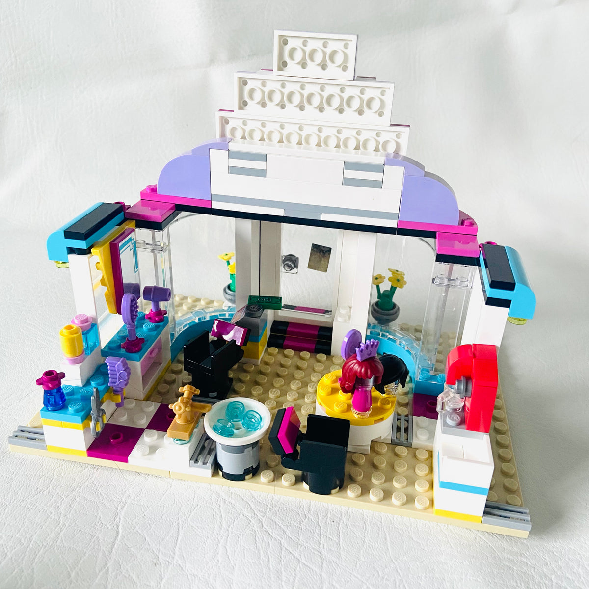 LEGO Friends: Heartlake City Hair Salon ( 41093) 100% Complete with Instructions, Box & Minifigures