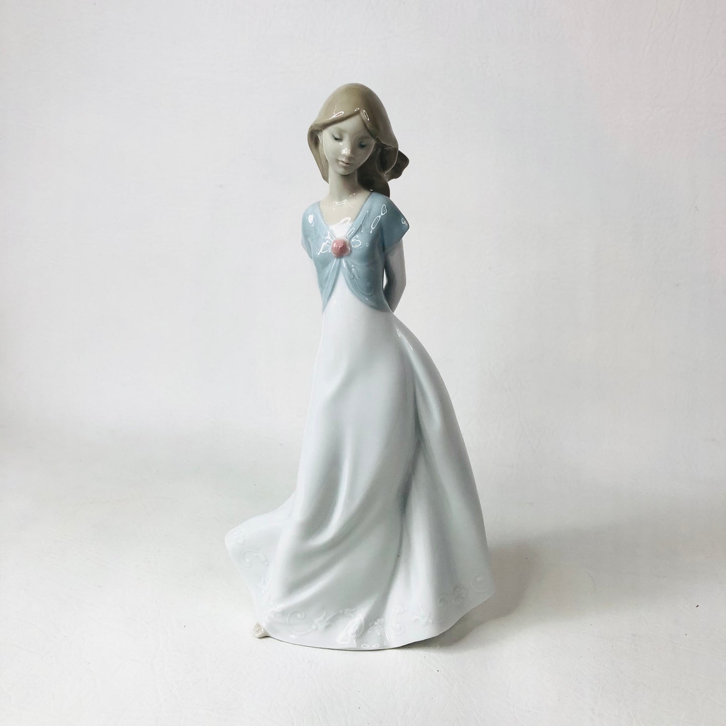 Nao by Lladro Porcelain Figurine 'Truly in Love' Lady Girl #1450 10" Ornament VGC Condition