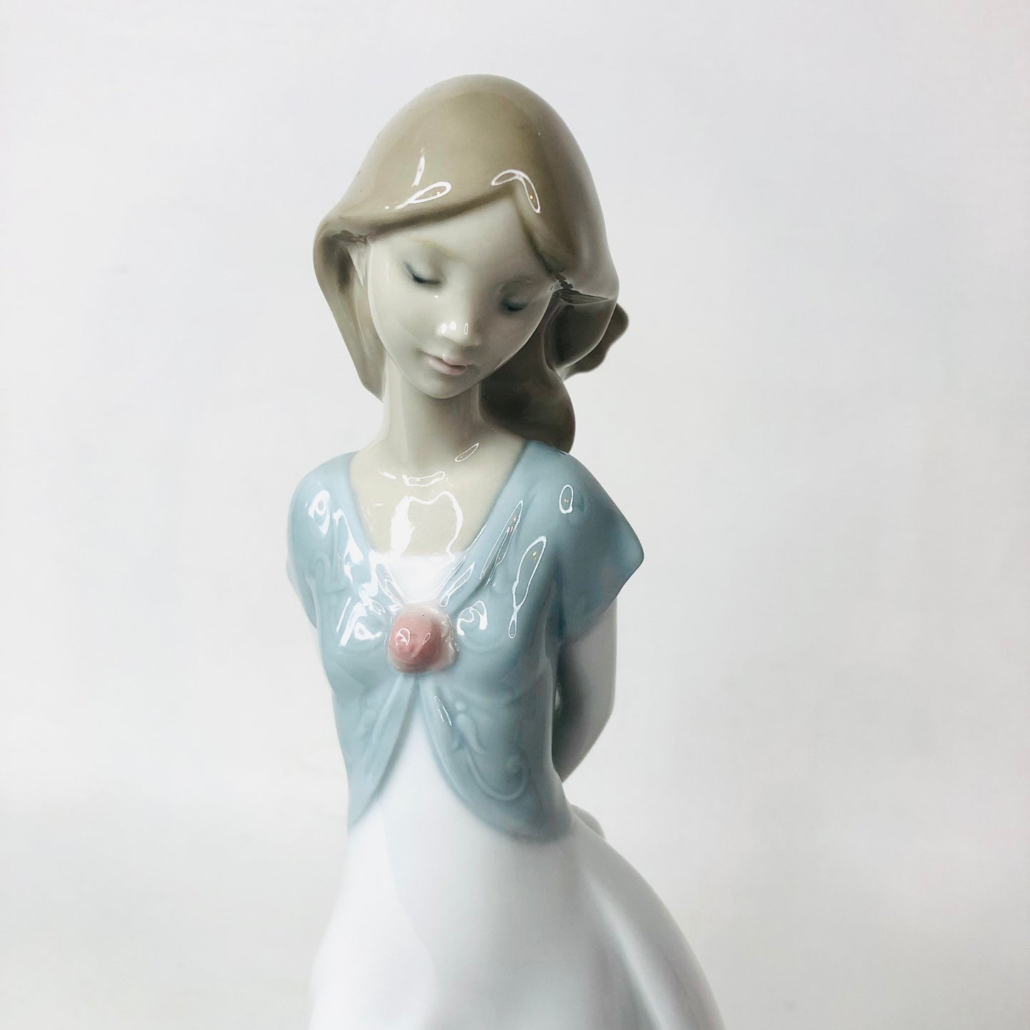 Nao by Lladro Porcelain Figurine 'Truly in Love' Lady Girl #1450 10" Ornament VGC Condition