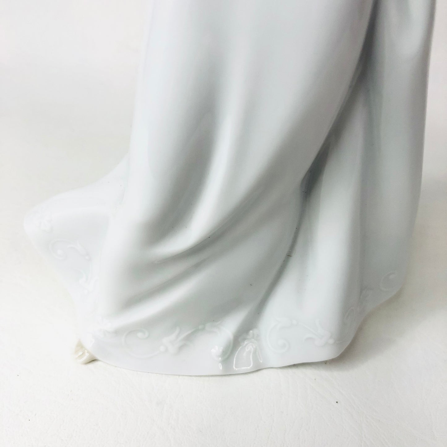 Nao by Lladro Porcelain Figurine 'Truly in Love' Lady Girl #1450 10" Ornament VGC Condition