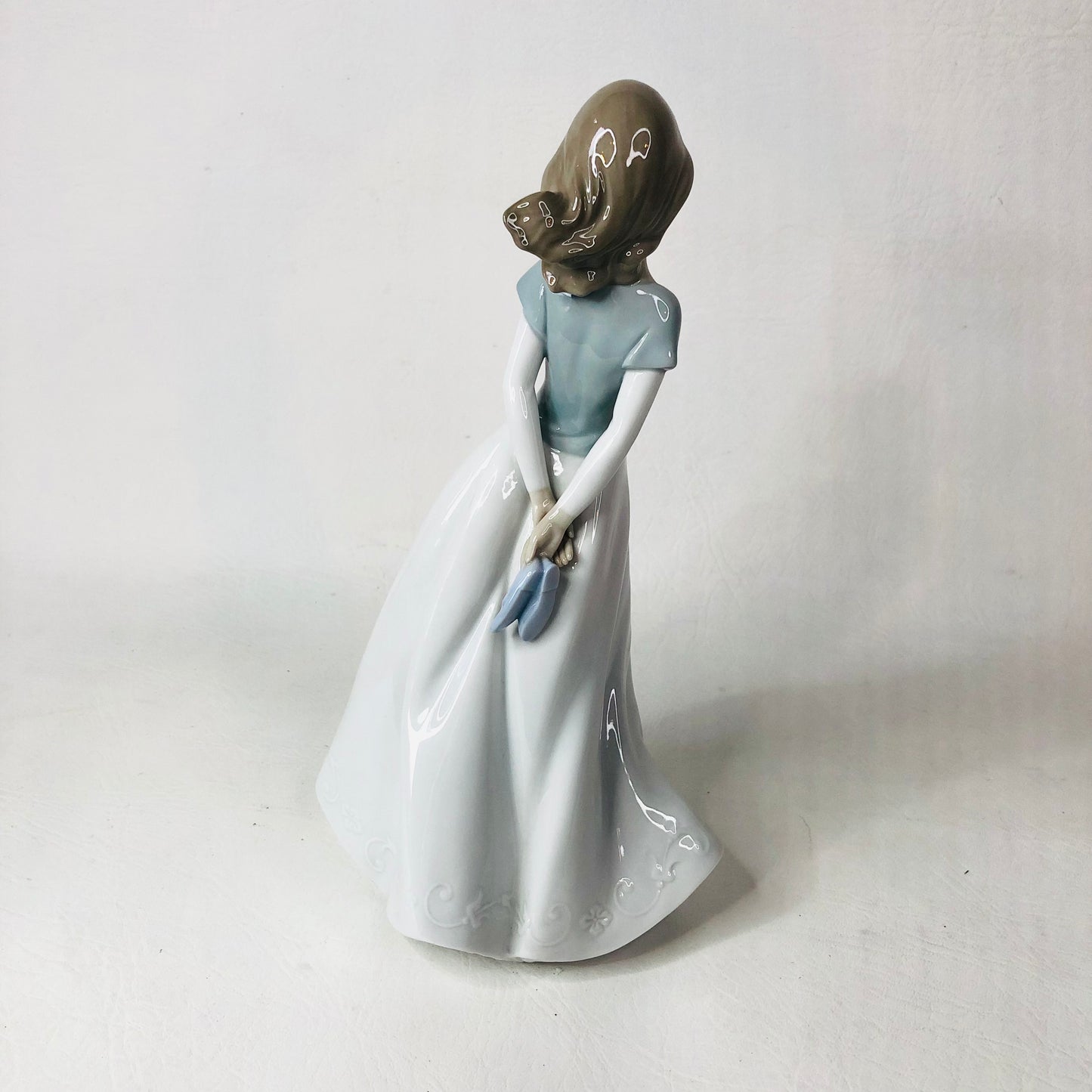 Nao by Lladro Porcelain Figurine 'Truly in Love' Lady Girl #1450 10" Ornament VGC Condition