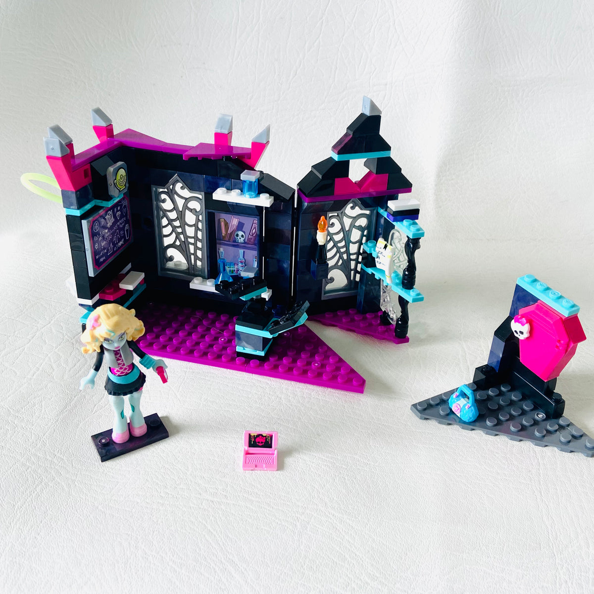Mega Bloks Monster High Biteology Class Building Kit w/ Minifig (Lagoona)