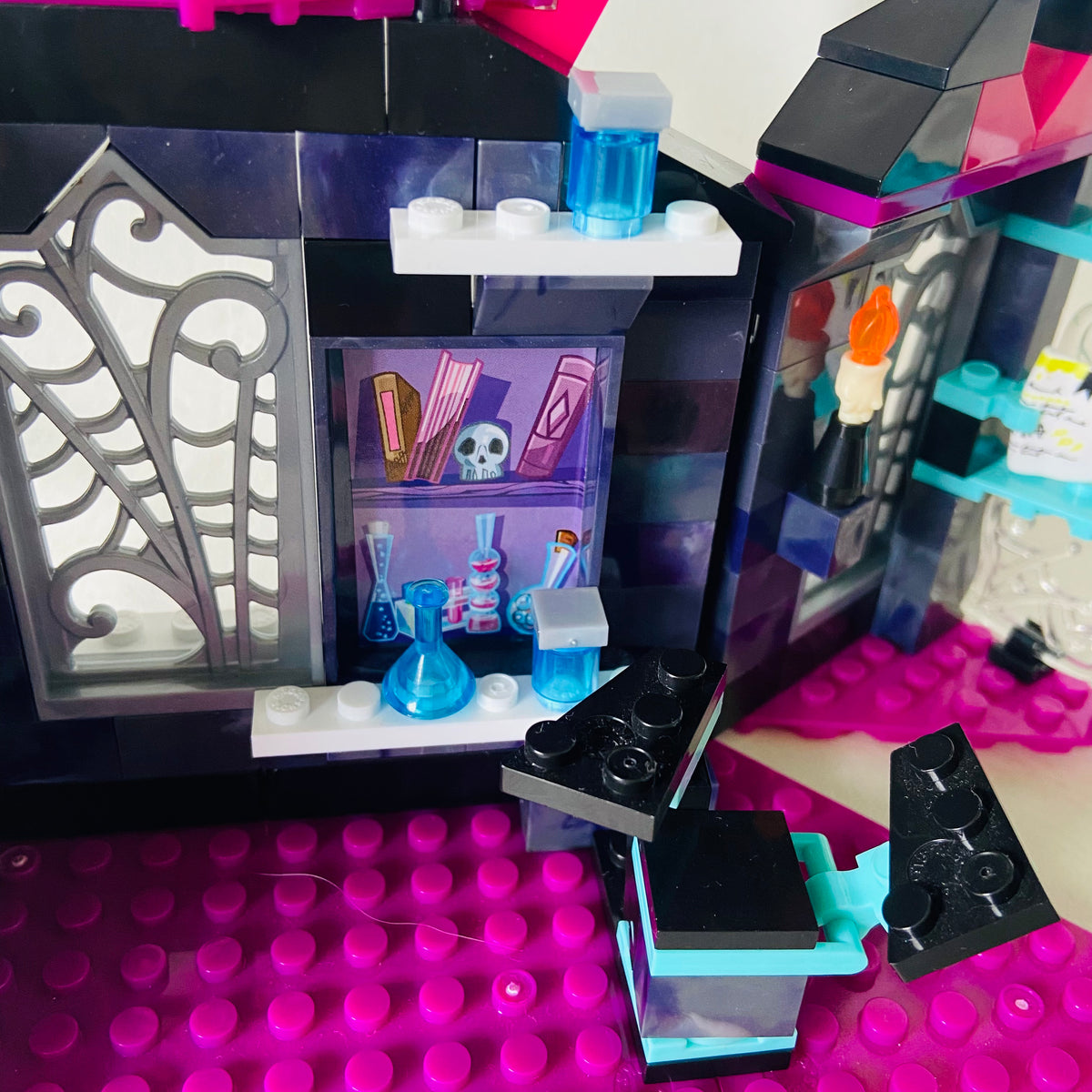 Mega Bloks Monster High Biteology Class Building Kit w/ Minifig (Lagoona)