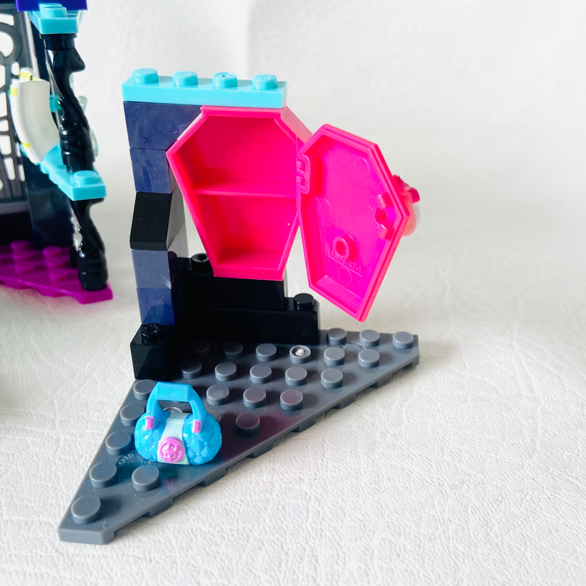 Mega Bloks Monster High Biteology Class Building Kit w/ Minifig (Lagoona)