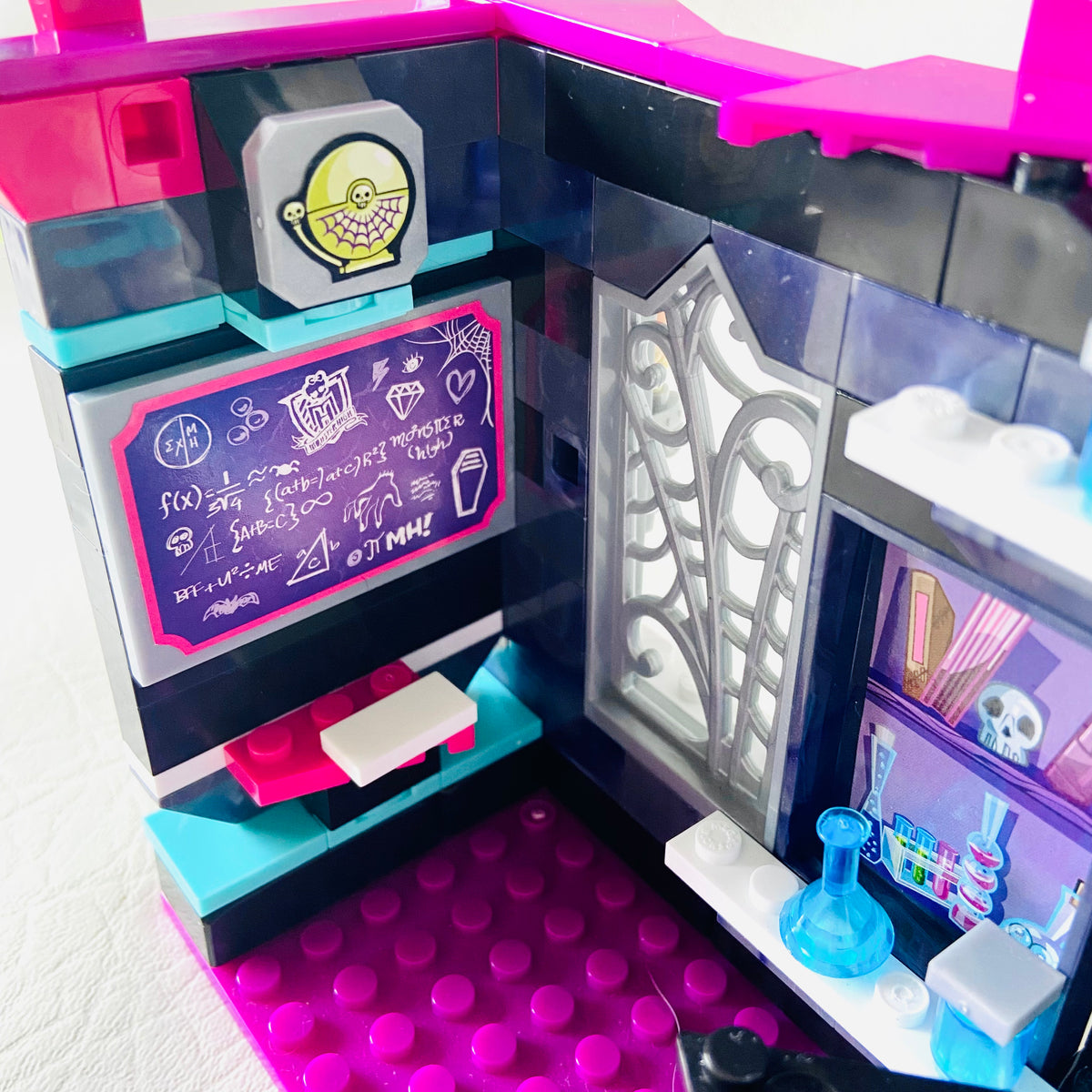 Mega Bloks Monster High Biteology Class Building Kit w/ Minifig (Lagoona)