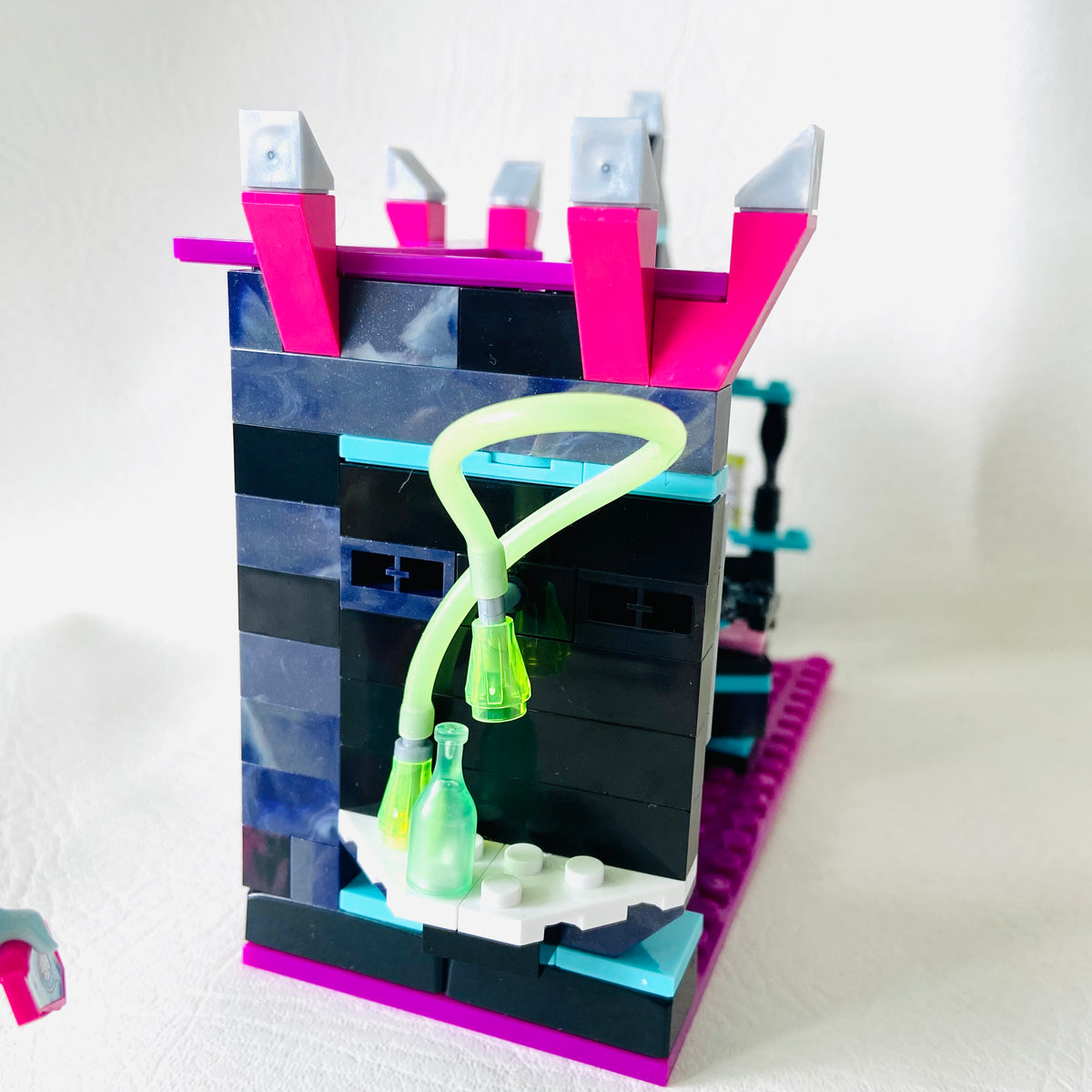Mega Bloks Monster High Biteology Class Building Kit w/ Minifig (Lagoona)