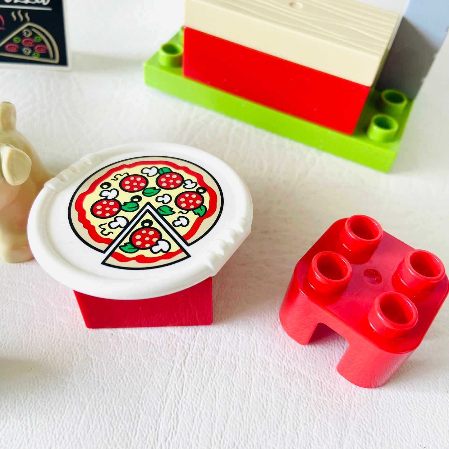 LEGO DUPLO: Pizza Stand With Dog (10927) - 100% Complete