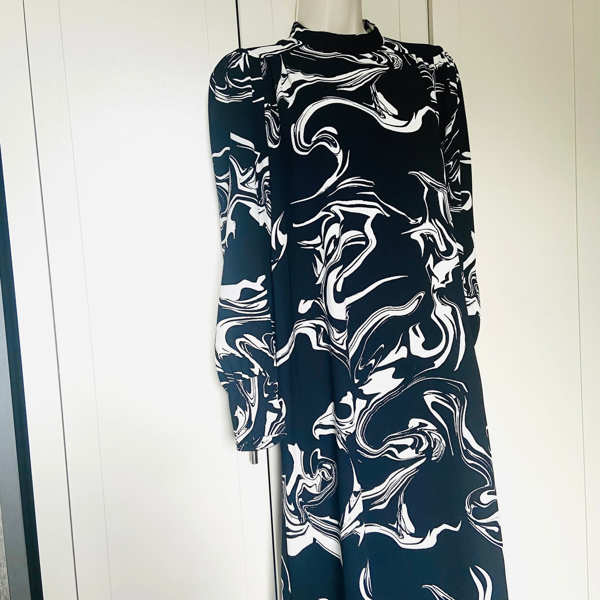 M&S | Black and White Swirl | Long Sleeve Midi Shift Column Dress | Size UK 8 | Monochrome