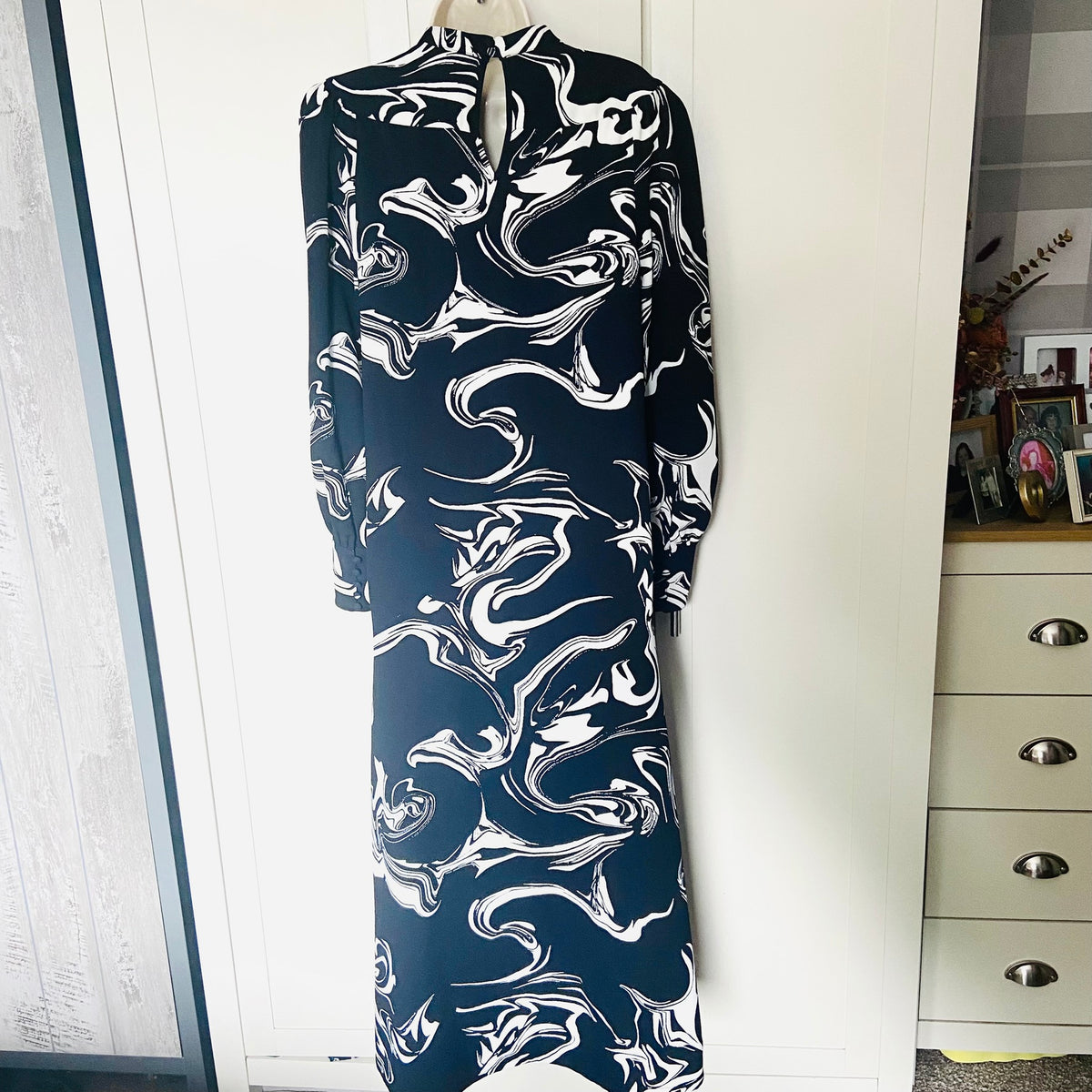 M&S | Black and White Swirl | Long Sleeve Midi Shift Column Dress | Size UK 8 | Monochrome