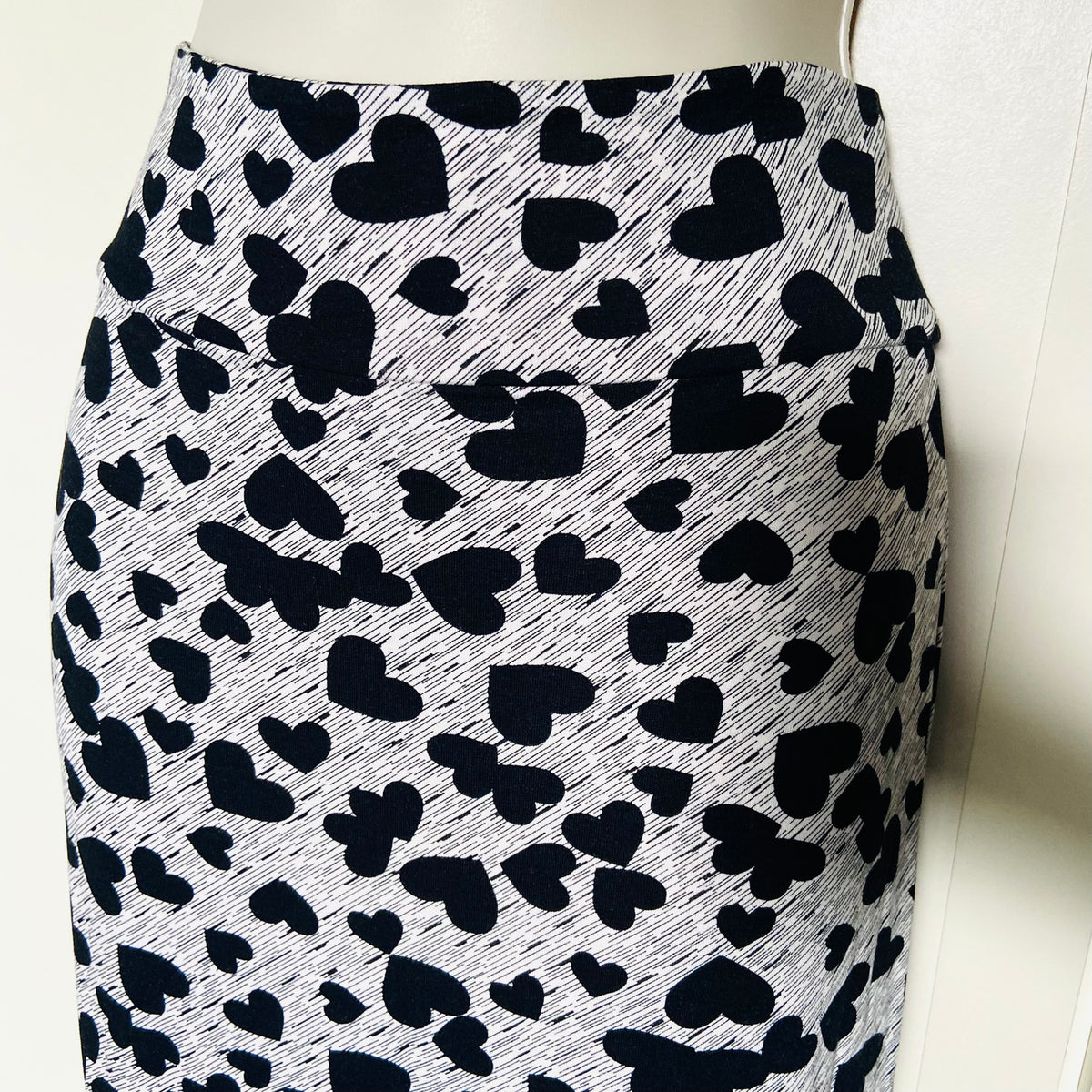 Weekend by Papaya | Black & Grey | Heart Print Midi Length Wiggle Pencil Stretch Skirt | Size 10 | Y2K