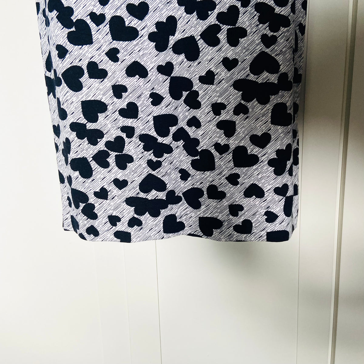 Weekend by Papaya | Black & Grey | Heart Print Midi Length Wiggle Pencil Stretch Skirt | Size 10 | Y2K