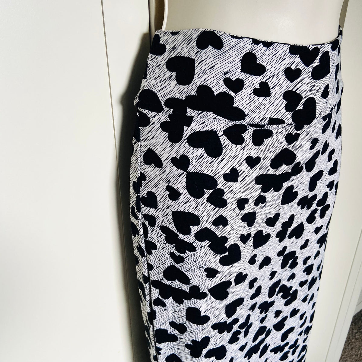 Weekend by Papaya | Black & Grey | Heart Print Midi Length Wiggle Pencil Stretch Skirt | Size 10 | Y2K