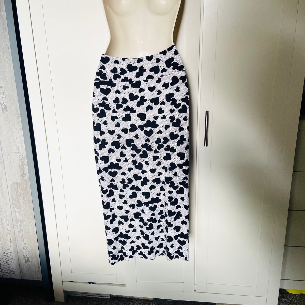 Weekend by Papaya | Black & Grey | Heart Print Midi Length Wiggle Pencil Stretch Skirt | Size 10 | Y2K