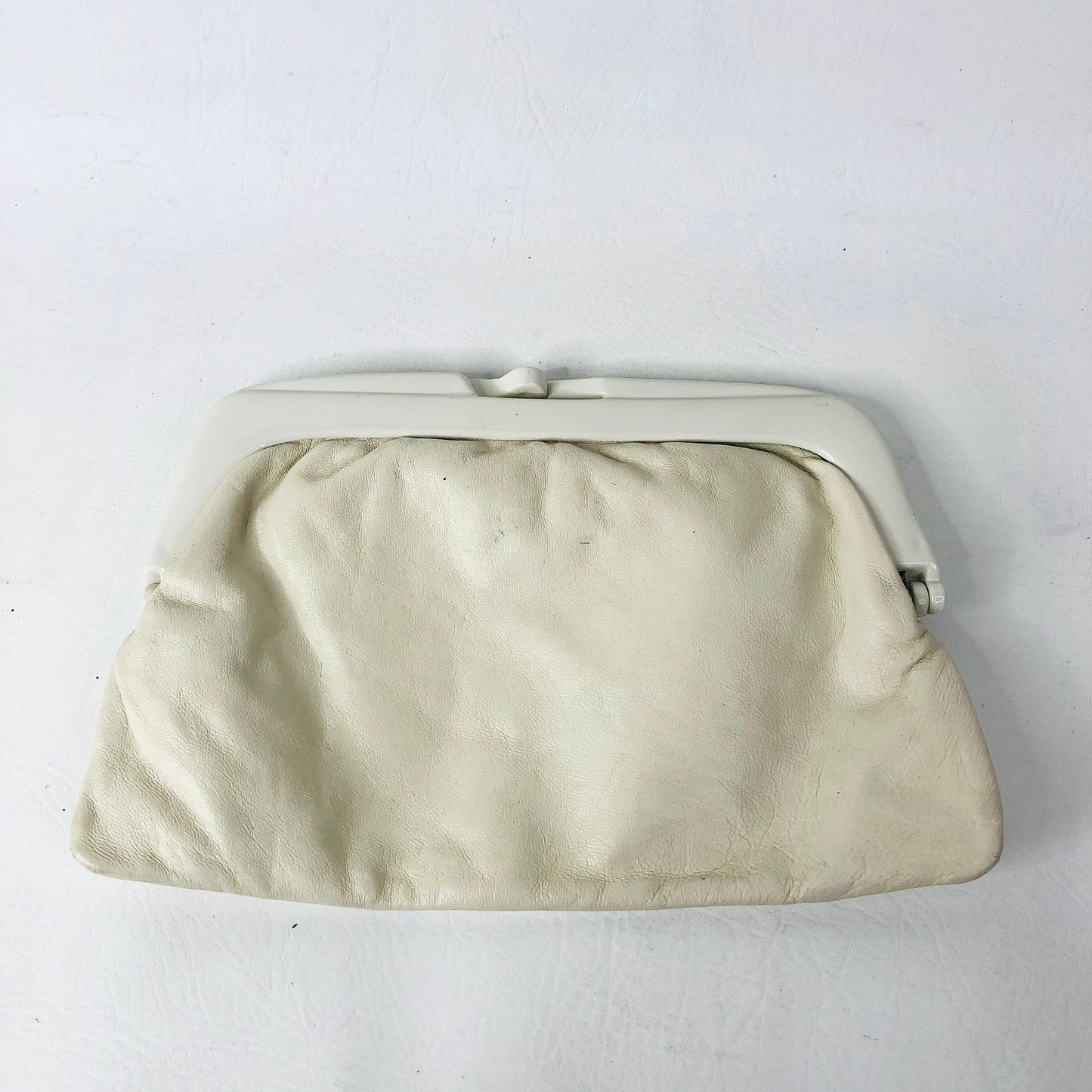 Vintage 80s Cream Faux Leather Clutch Bag With Plastic Fame Kiss Clasp Closure