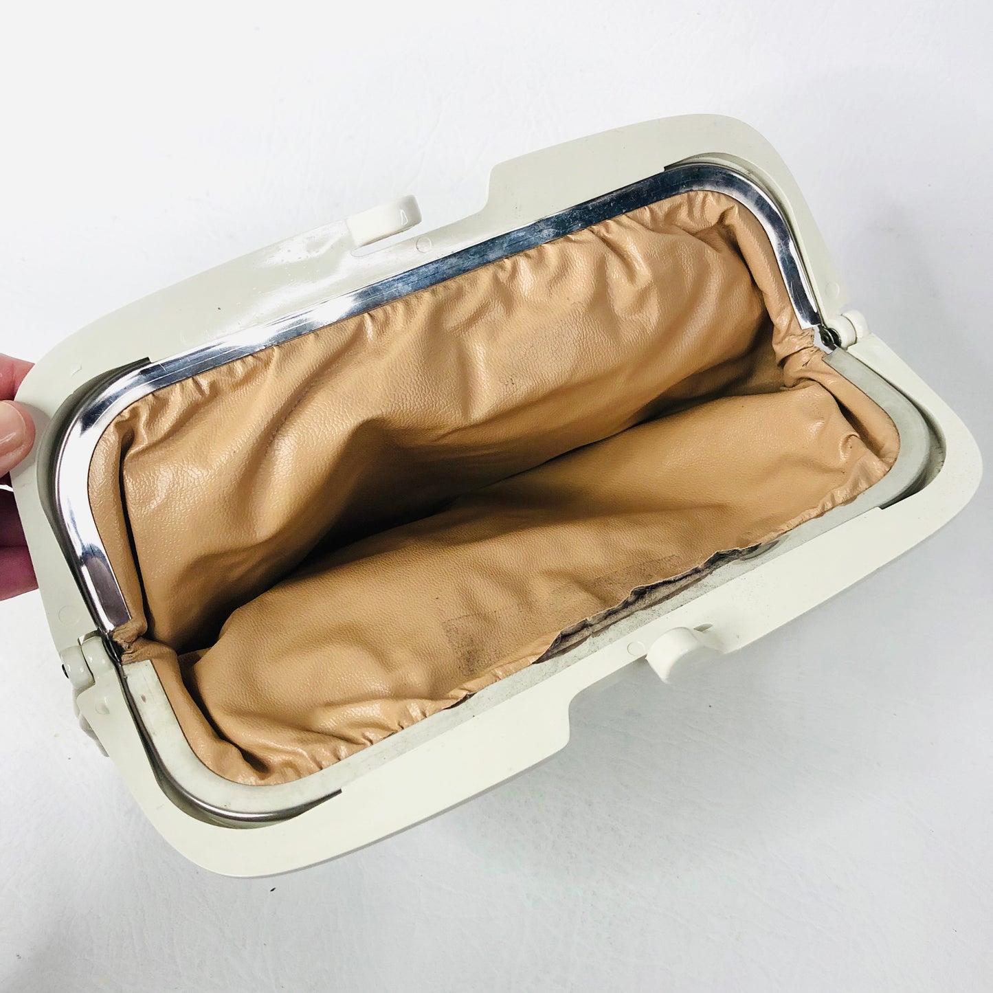 Vintage 80s Cream Faux Leather Clutch Bag With Plastic Fame Kiss Clasp Closure
