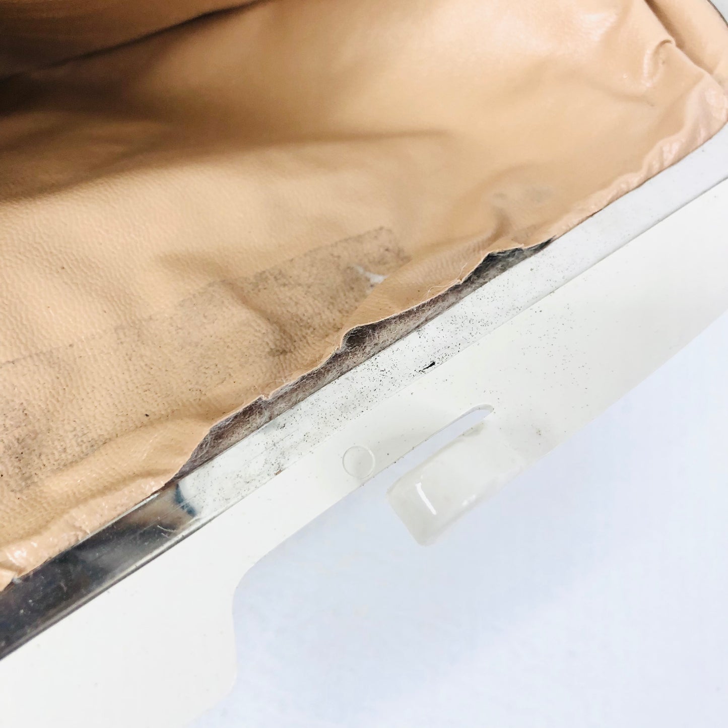 Vintage 80s Cream Faux Leather Clutch Bag With Plastic Fame Kiss Clasp Closure