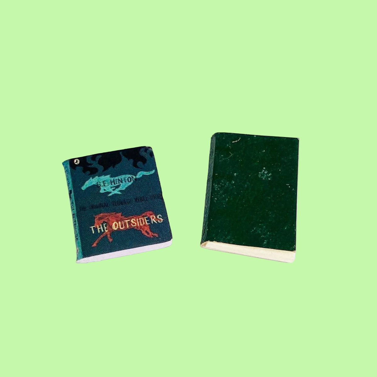Miniature Dolls House | 1:6 Scale| Books Bundle | The Outsiders SE Hinton | Green Notebook/sketchbook