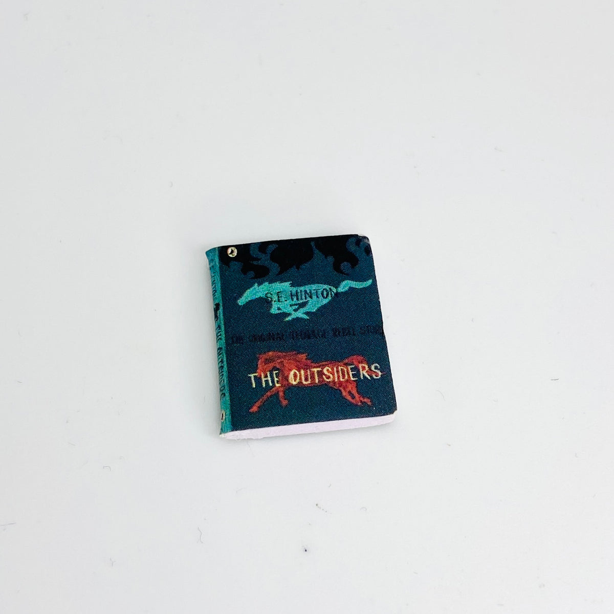 Miniature Dolls House | 1:6 Scale| Books Bundle | The Outsiders SE Hinton | Green Notebook/sketchbook