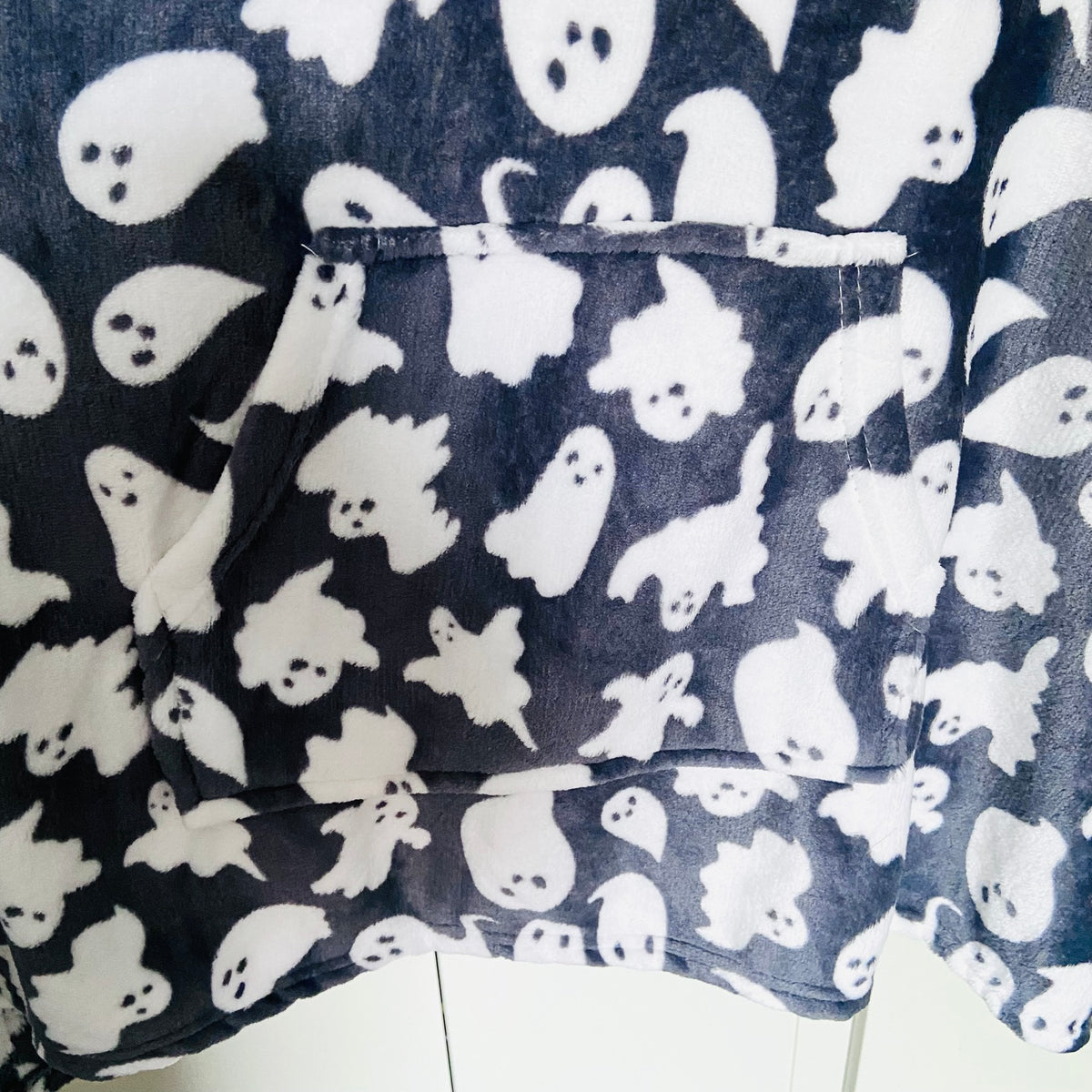Kids | Bedlam | Snuggable Hooded Wearable Blanket | Poncho | Ghost Print | 92 x 75cm | NEW | Halloween | Soft | RRP £30