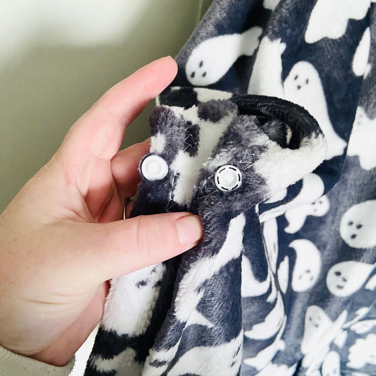 Kids | Bedlam | Snuggable Hooded Wearable Blanket | Poncho | Ghost Print | 92 x 75cm | NEW | Halloween | Soft | RRP £30