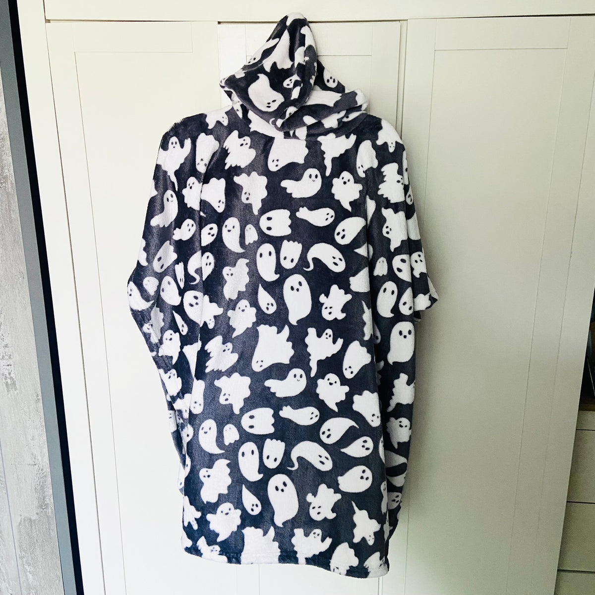 Kids | Bedlam | Snuggable Hooded Wearable Blanket | Poncho | Ghost Print | 92 x 75cm | NEW | Halloween | Soft | RRP £30