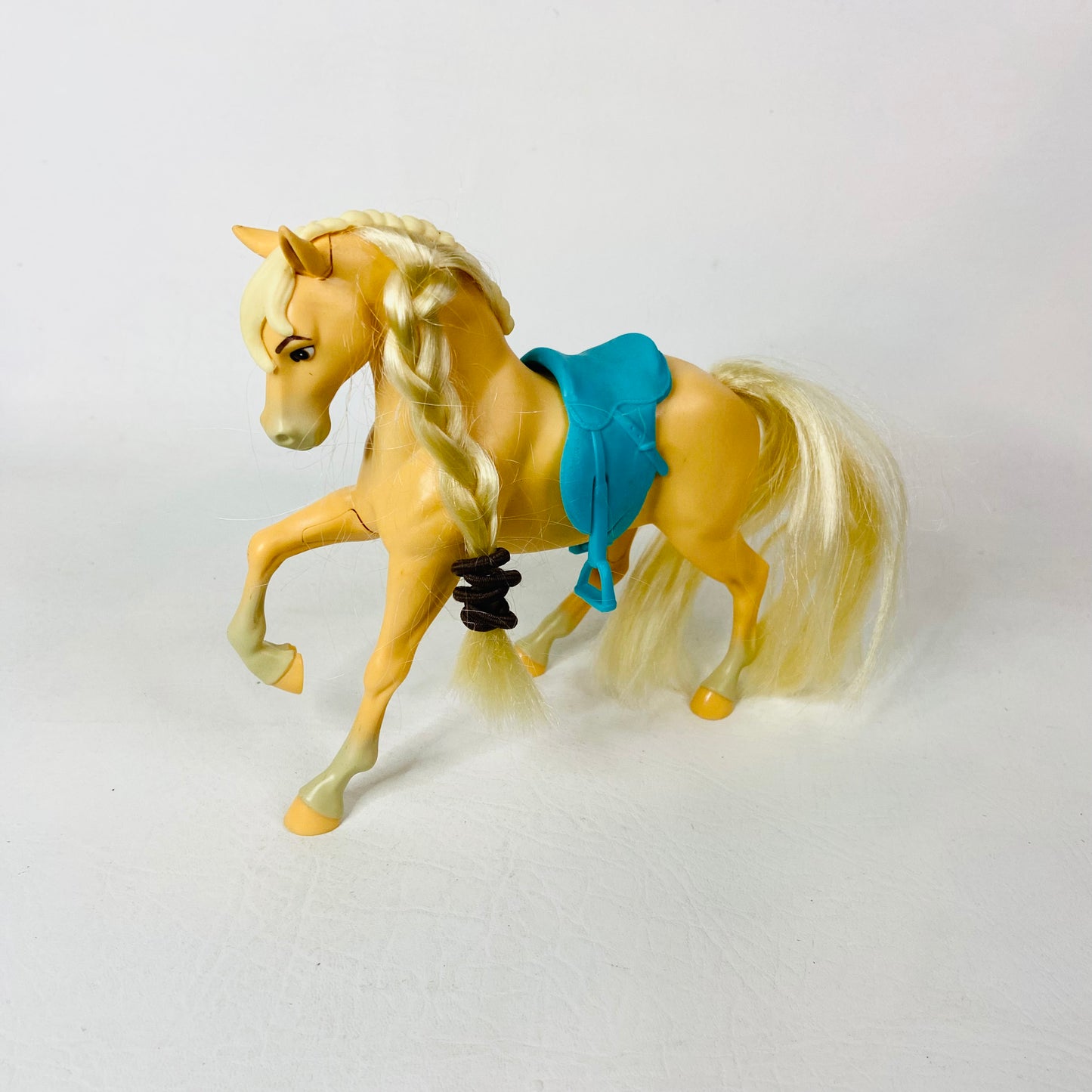 Bundle of 6 Dreamworks Mattel Spirit Untamed Riding Free Wild Horses & Saddles