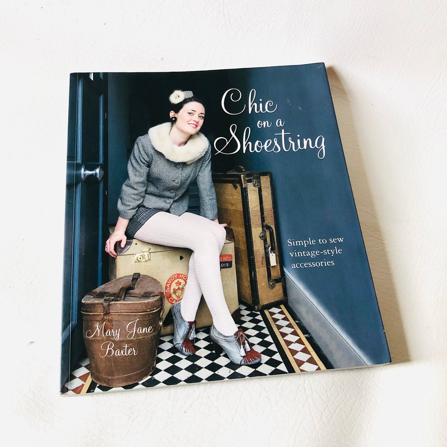 Chic on a Shoestring: Simple to Sew Vintage-style Accessories Mary Jane Baxter Craft Book
