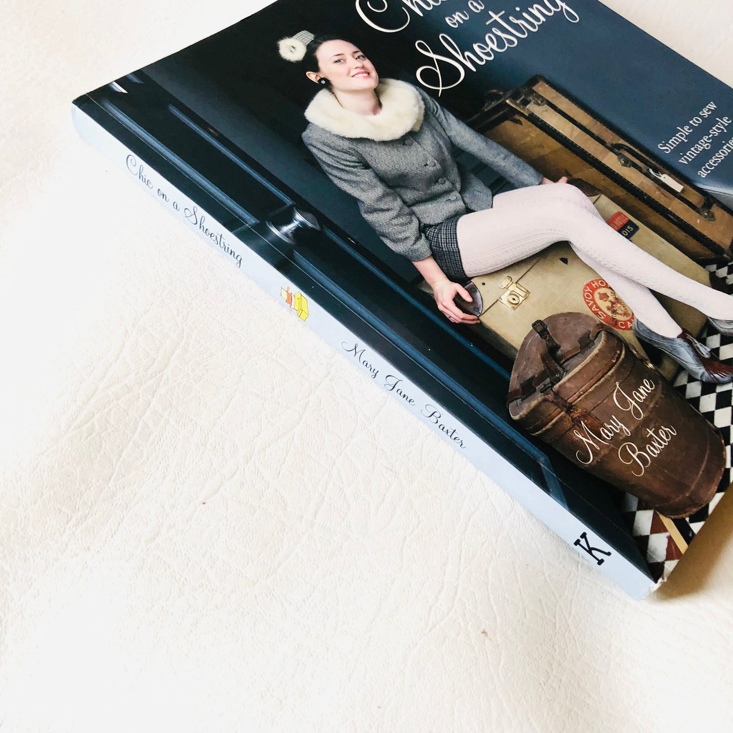 Chic on a Shoestring: Simple to Sew Vintage-style Accessories Mary Jane Baxter Craft Book